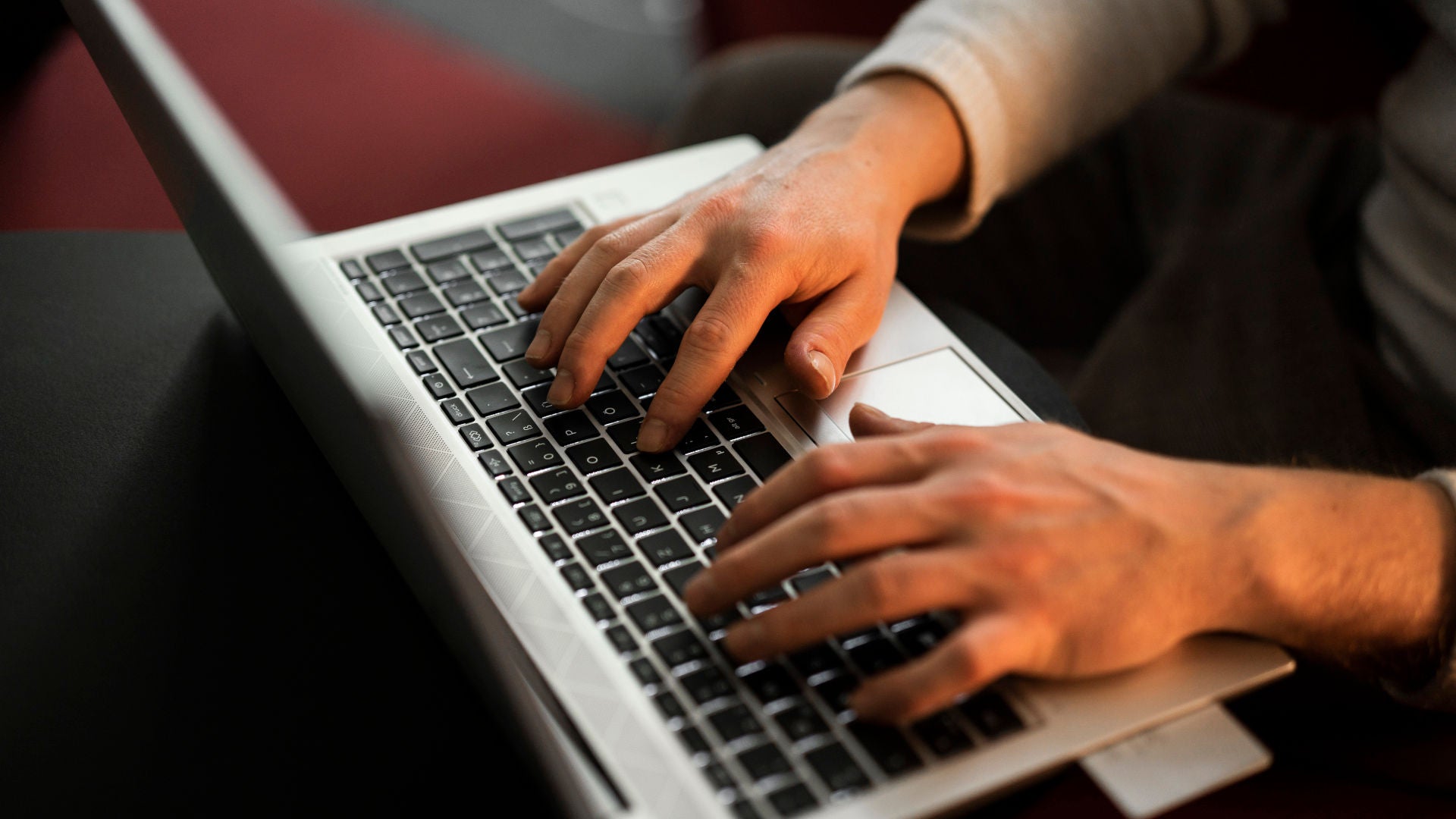 Eine Frau tippt auf einem Laptop