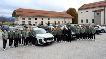 The FC Bayern Munich women's team gathered around an Audi Q3 during the vehicle handover at Lake Tegernsee.