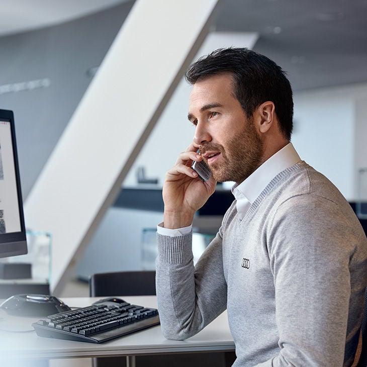 Ein Mann telefoniert in einer Büro-Umgebung.