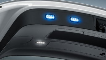 Blaue LED-Zusatzblitzleuchten in der Gepäckraumklappe.