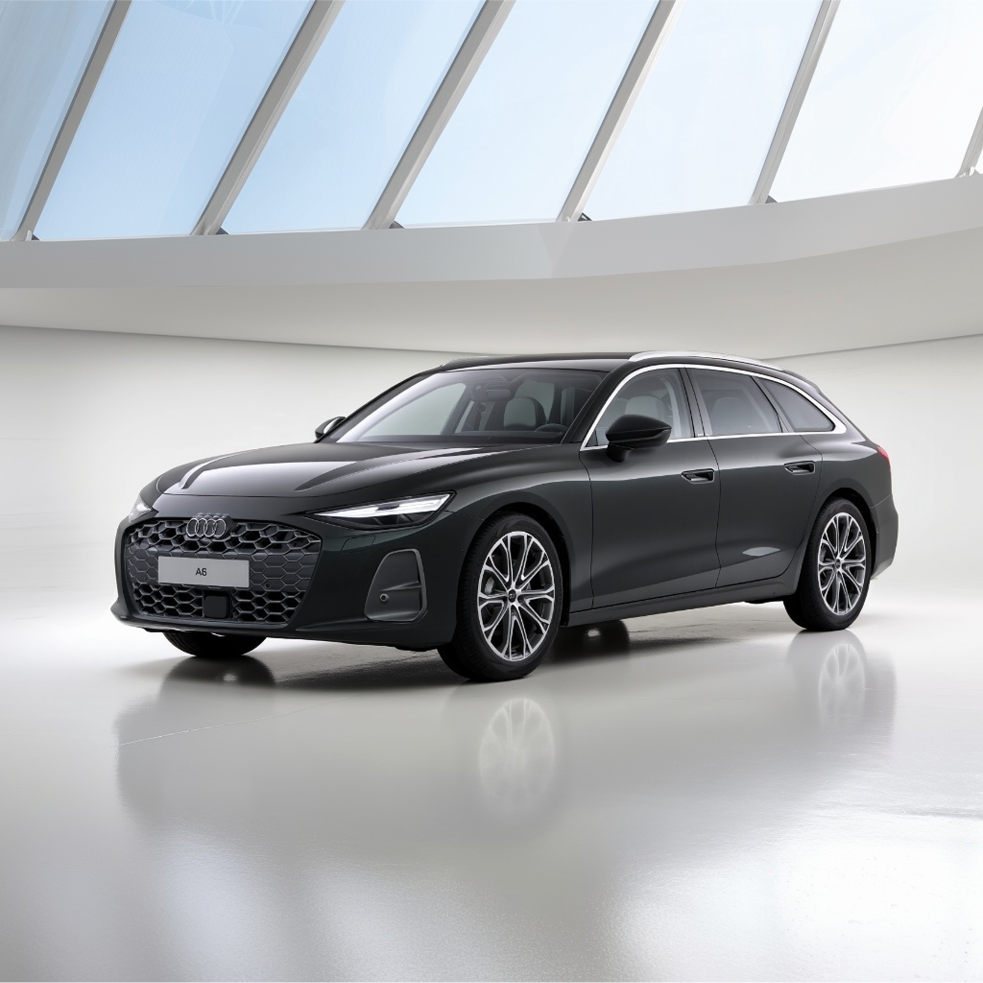 Schwarzer Audi A6 Avant schräg von vorn fotografiert.