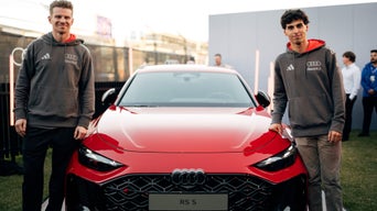 Die beiden Piloten des Audi Revolut F1 Teams, Nico Hülkenberg und Gabriel Bortoleto, stehen neben dem neuen Audi RS 5.