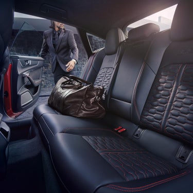 Foto del mantenimiento de la tapicería de cuero en un Servicio Oficial Audi. 