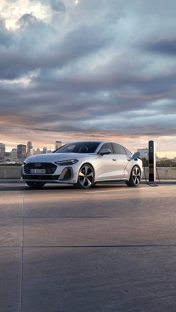 Vista frontale di Audi A5 e-hybrid in fase di ricarica