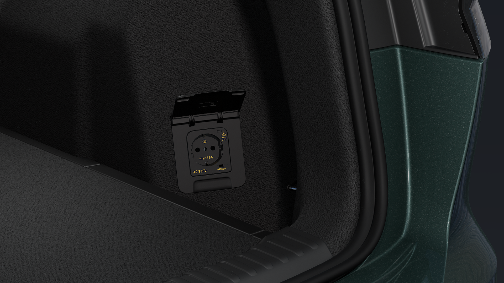 Een blik in de open kofferbak, waarbij de camera is gericht op het 230-volt stopcontact.