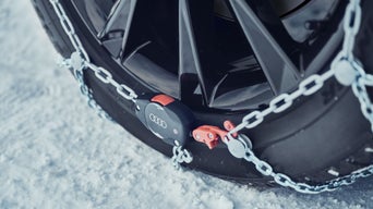 Schneeketten an einem Audi