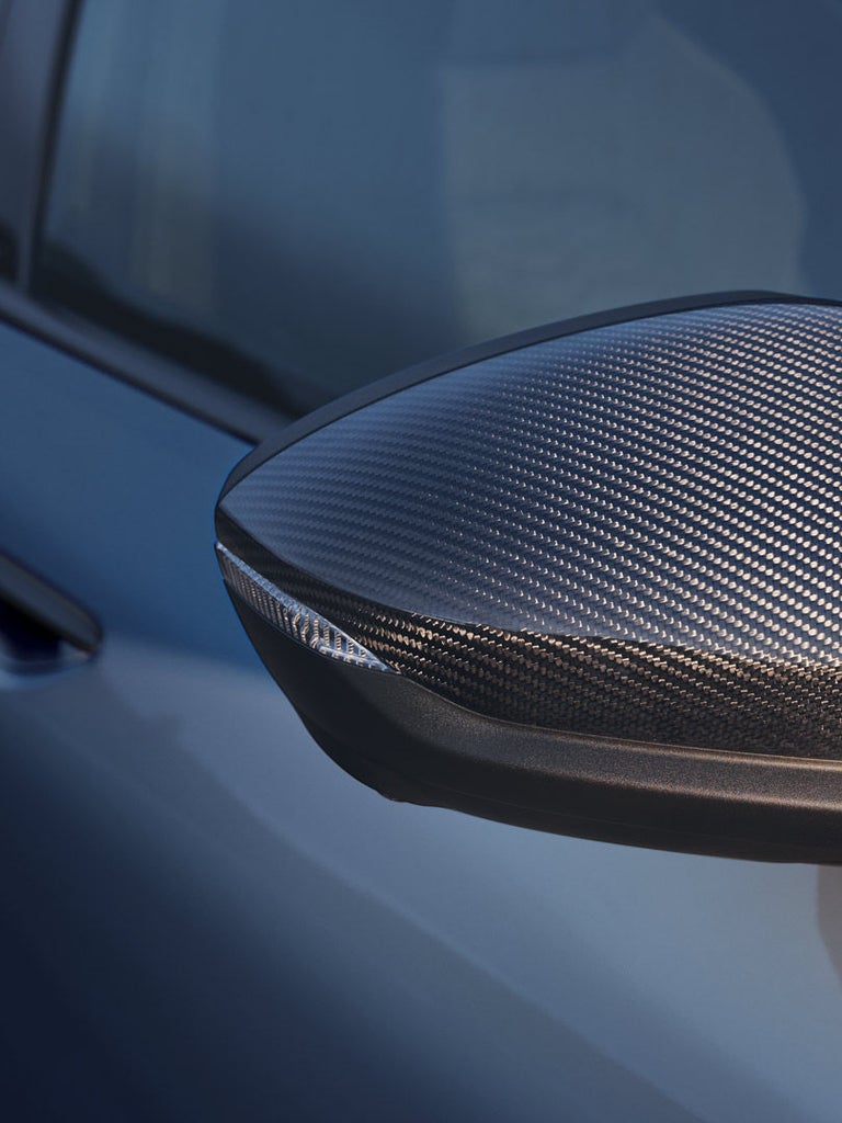Außenspiegel mit Carbongehäuse an einem blauen Audi A6 Sportback e-tron.