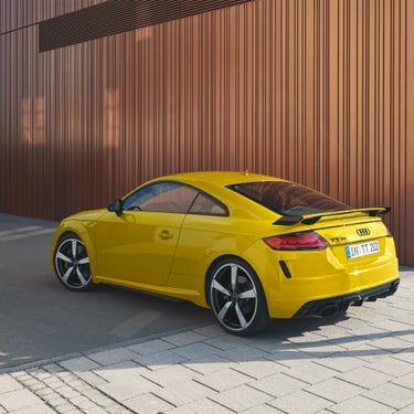 Foto de un Audi TT RS Coupé personalizado con pintura Audi exclusive amarilla. 