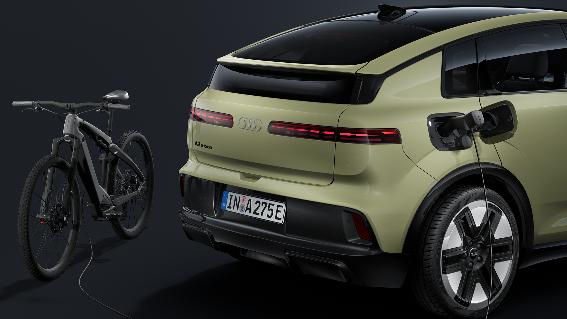 Carga bidireccional del Audi A2 e-tron cargando una bici eléctrica. 