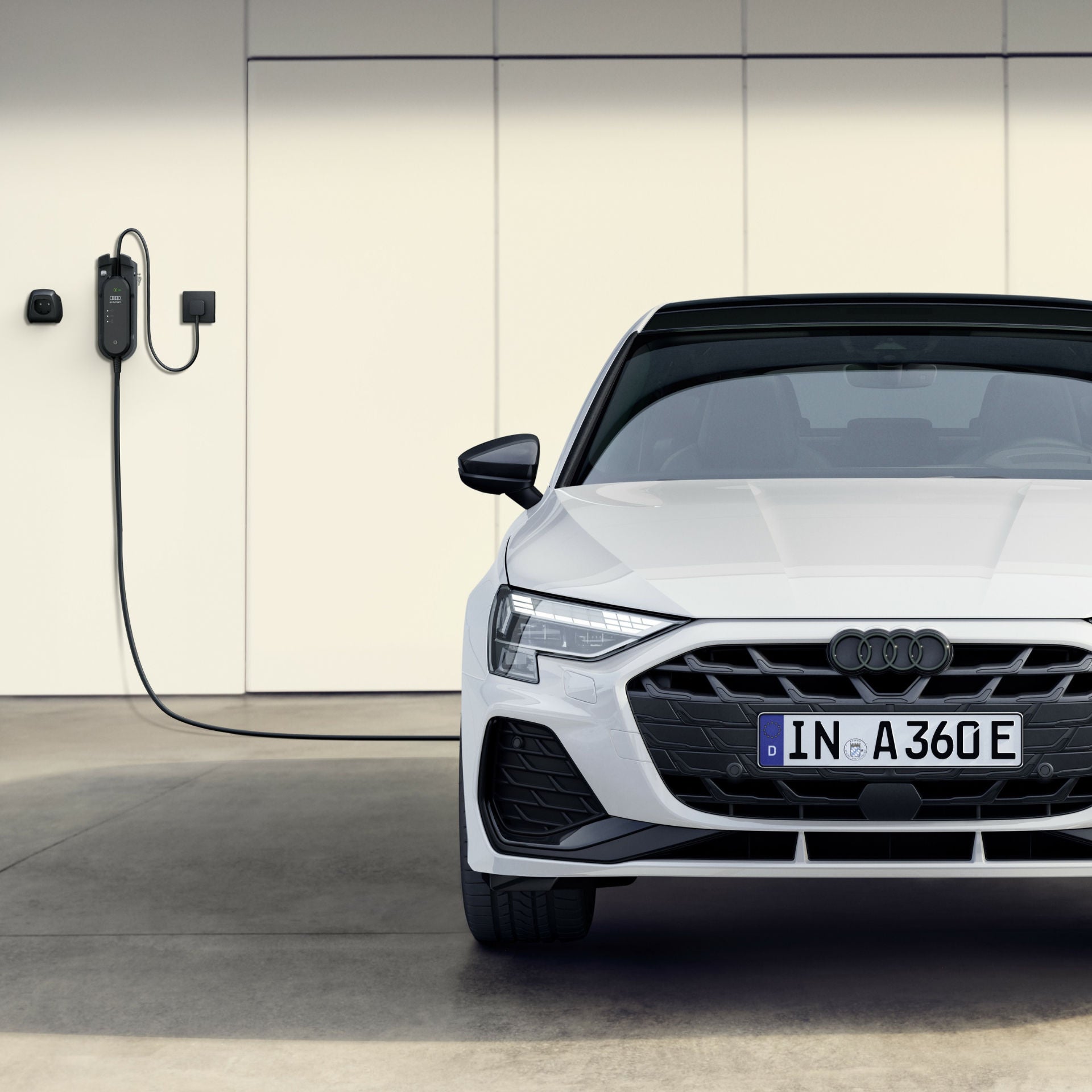 Foto de un coche híbrido enchufable Audi también conocido como PHEV.  