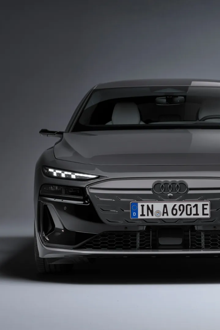 L'avant large et surtout les phares nouvellement dessinés donnent à la Nouvelle Audi A6 e-tron un aspect progressiste.