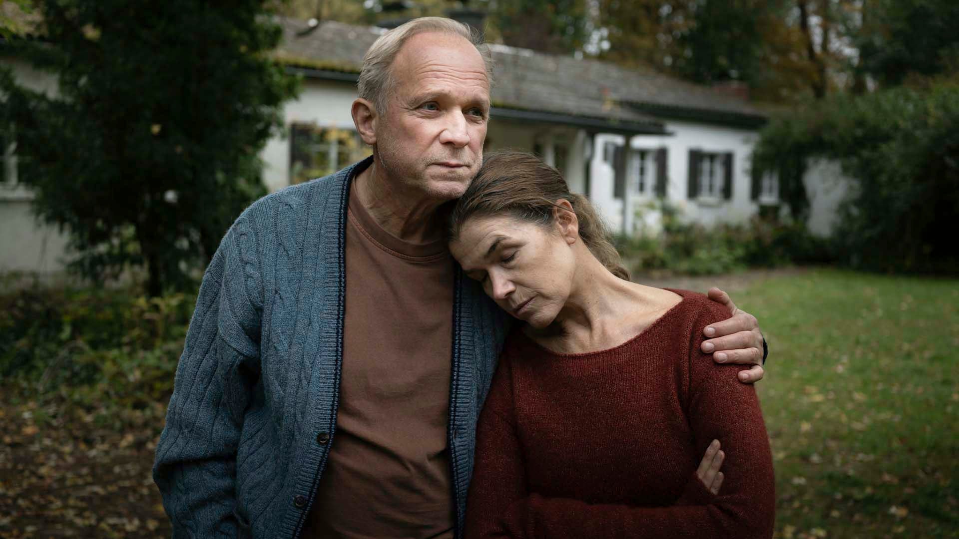 Hans und seine Frau Rita im Garten hinter ihrem Haus.