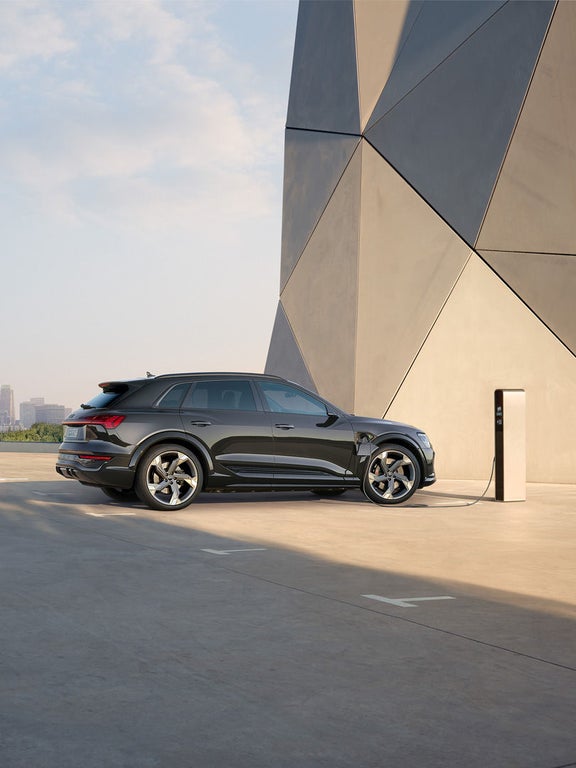 Side view Audi SQ8 e-tron