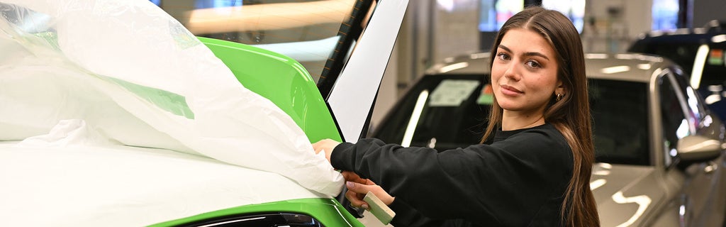 Mädchen im Audi Werk schaut in die Kamera