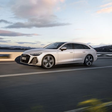 Audi A6 Avant e-hybrid sidovy, kör på en landsväg.