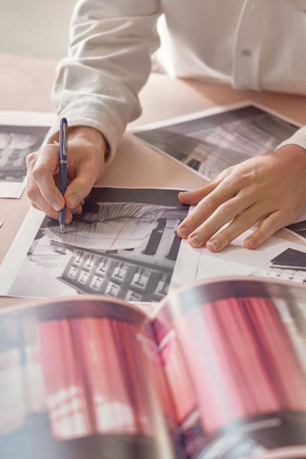 Reisinger aan het ontwerpen.