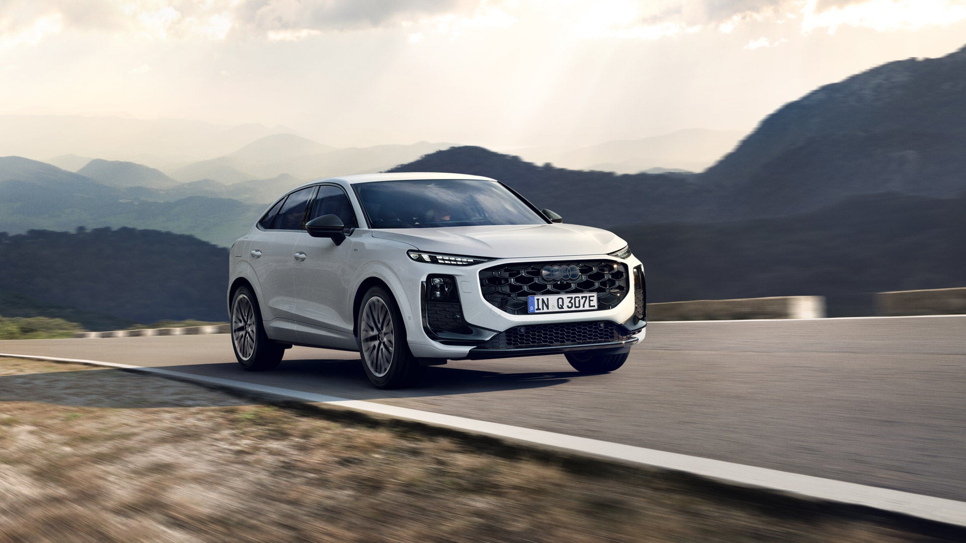 Q3 Sportback e-hybrid kör genom ett bergslandskap