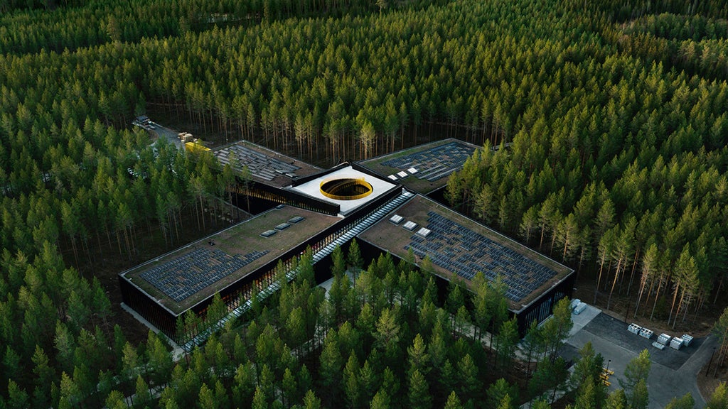 Byggnad i skog som ser ut som ett plus ovanifrån.