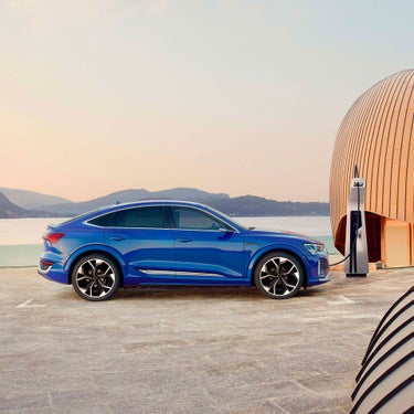 Side view Audi SQ8 Sportback e-tron