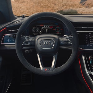 Puesto de conducción del Audi RS Q8 SUV. 
