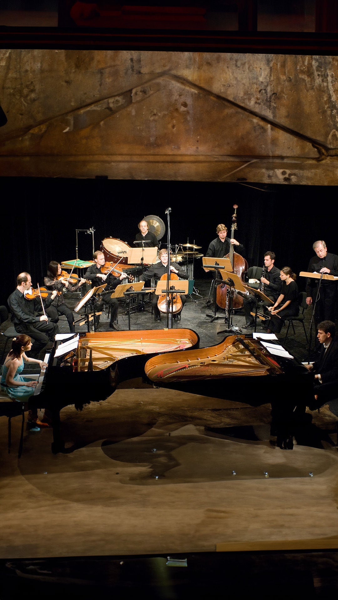 Musiker performen auf einer Bühne.