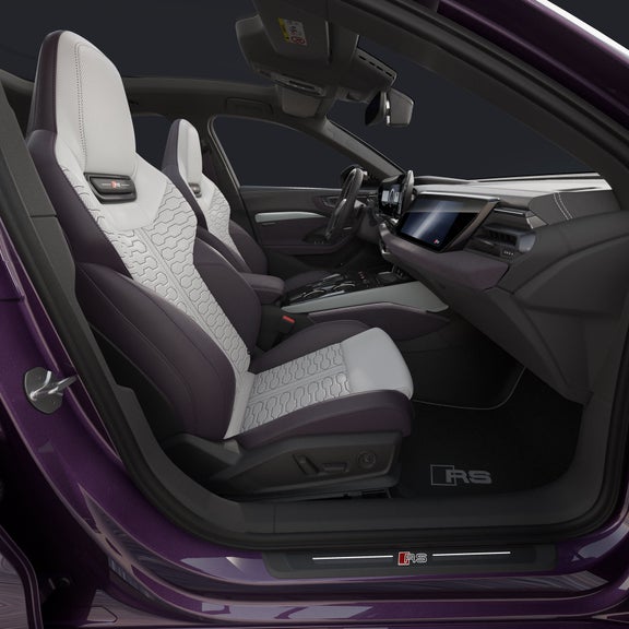 Blick von der Beifahrerseite auf die Sportsitze in Leder-Kombination moraviolett/diamantsilber mit Wabensteppung und das Cockpit der RS 5 Limousine.
