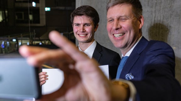 THI Preisträger und Showhost machen Selfie