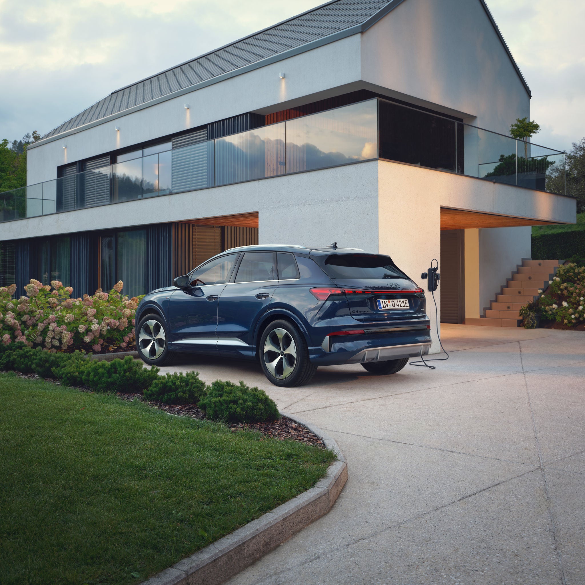 Audi Q4 e-tron står parkerad på en uppfart vid en villa.