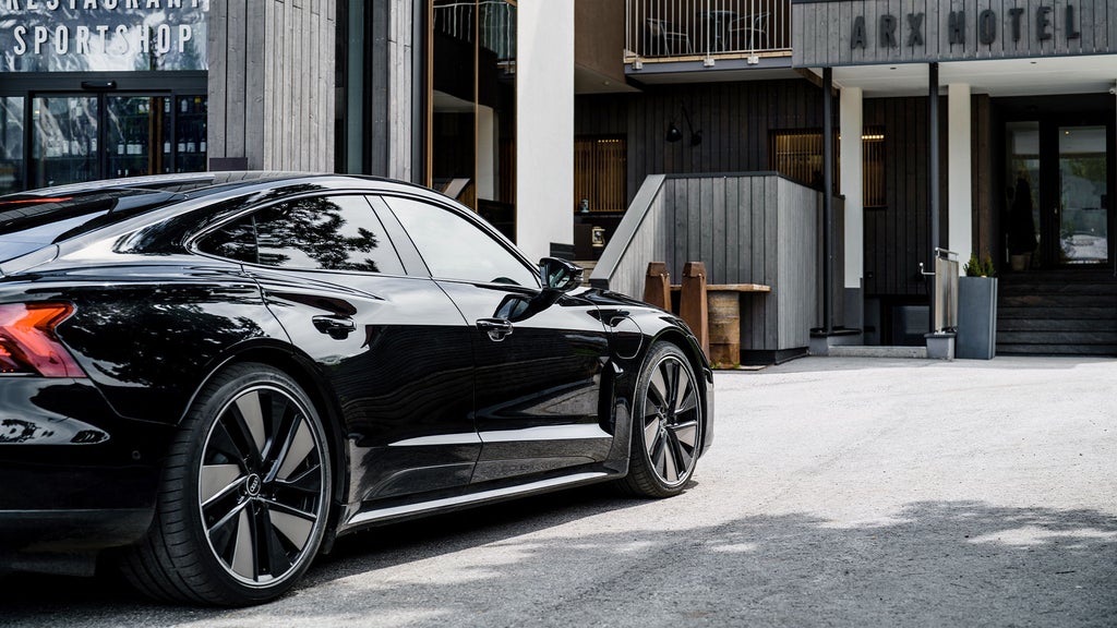 Un Audi e-tron GT negro está aparcado en el hotel Arx.