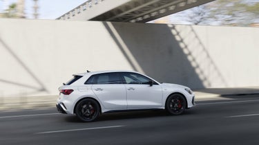 A3 Sportback e-hybrid rijdt bijna onder een brug door.