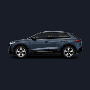 Seitenansicht eines dunkelblauen Audi Q4 SUV e-tron auf dunklem Hintergrund.