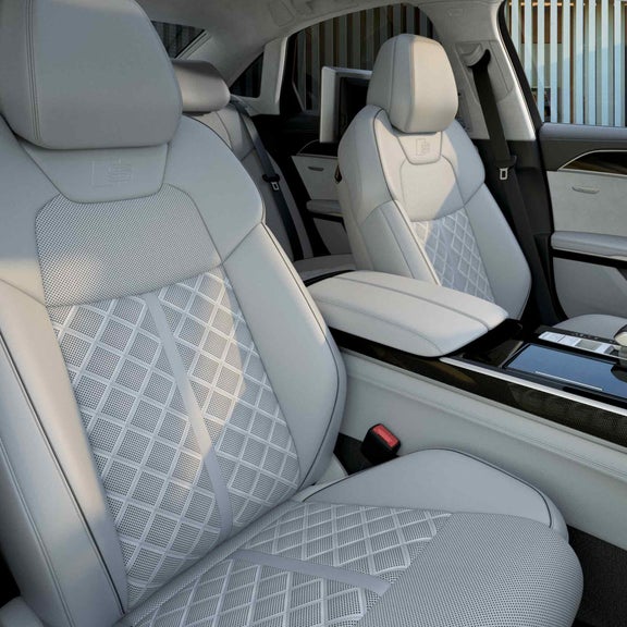 Helle Ledersitze mit Rautenmuster im Audi S8 TFSI, Mittelkonsole mit Touch-Bedienung, Türverkleidung in hellem Grau.