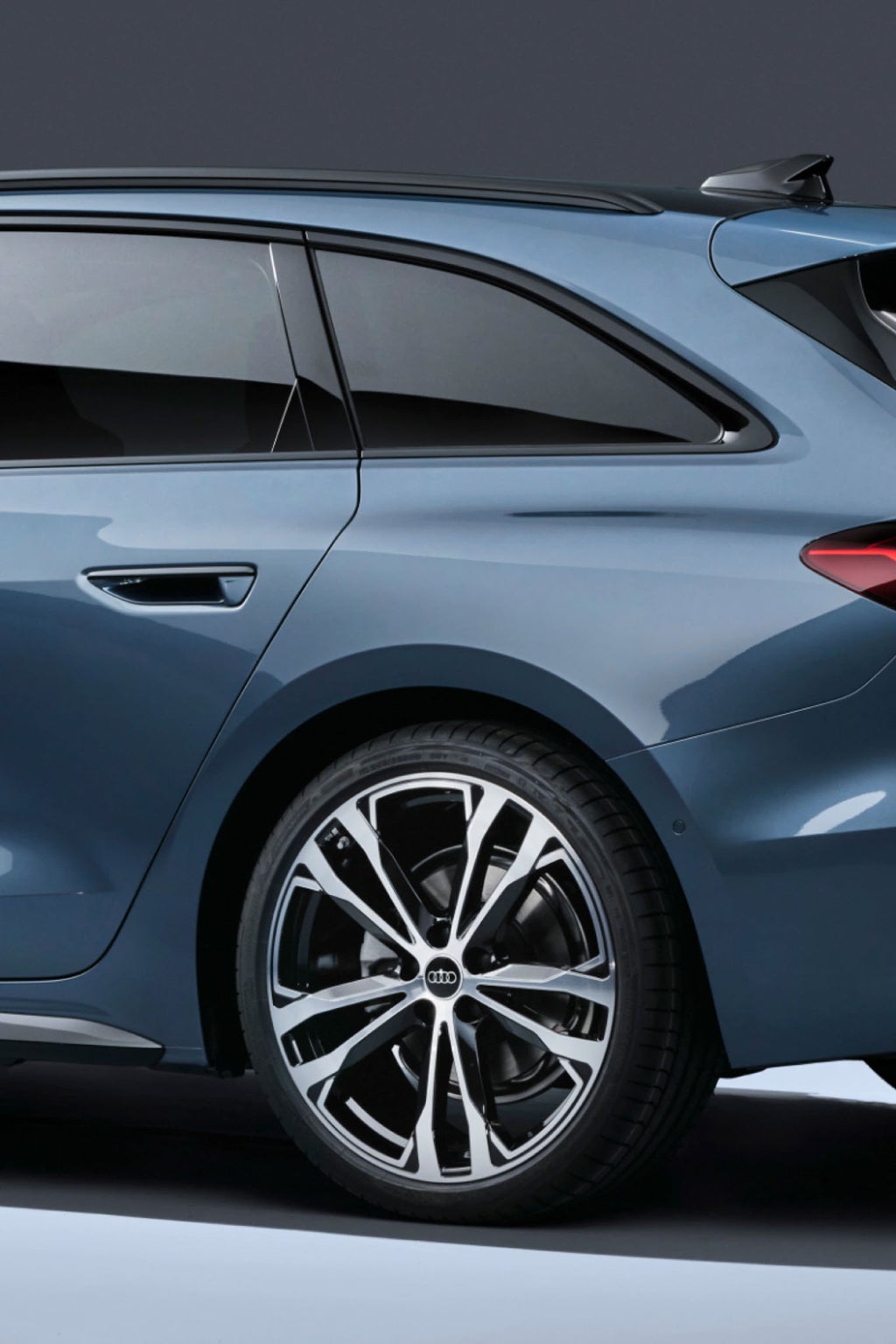 Detail of the Audi A5 roof arch.