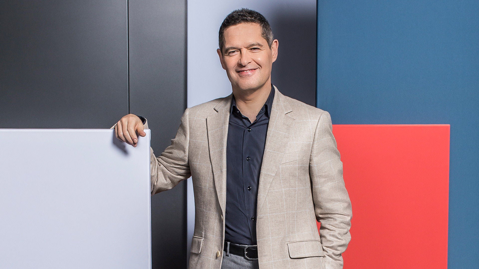 Porträt Xavier Ros vor farbigen Blöcken