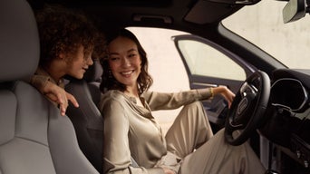 Femme avec enfant assis dans une voiture