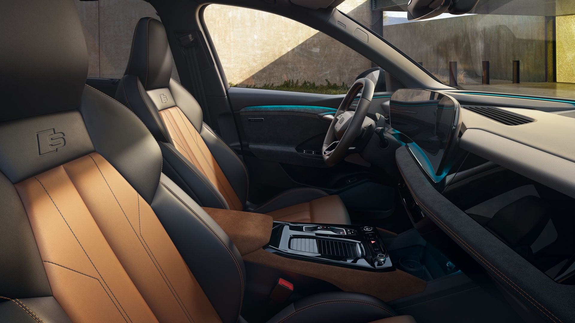 Der vordere Innenraum des Q6 SUV e-tron aus Perspektive des Beifahrerfensters. Das Interieur erscheint in dem Audi Exclusive Designpaket Schwarz/Cognacbraun.