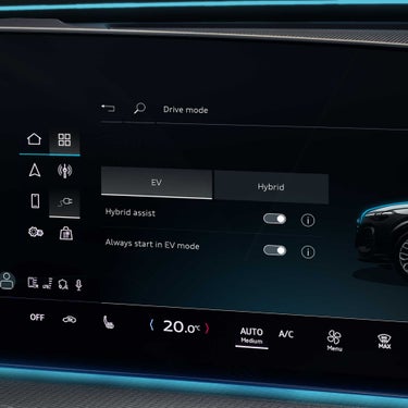 Blick auf das MMI touch display im Q5 SUV e-hybrid.