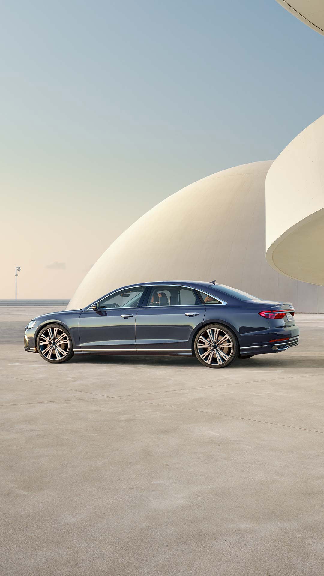 Vista lateral de un sedán de lujo Audi A8 L en color negro.