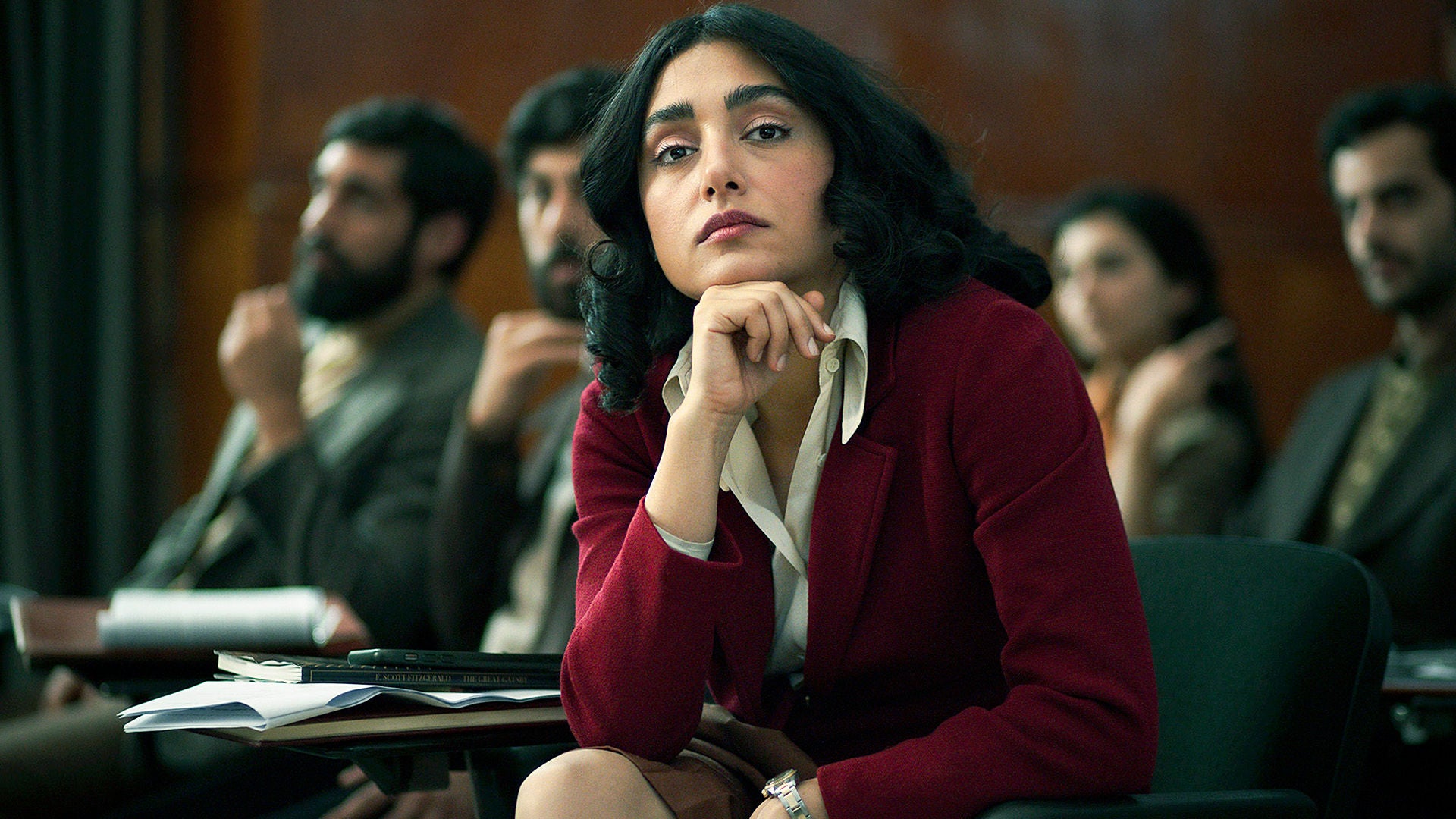 Literaturprofessorin Azar Nafisi verfolgt interessiert eine Diskussion, an der auch Männer beteiligt sind.