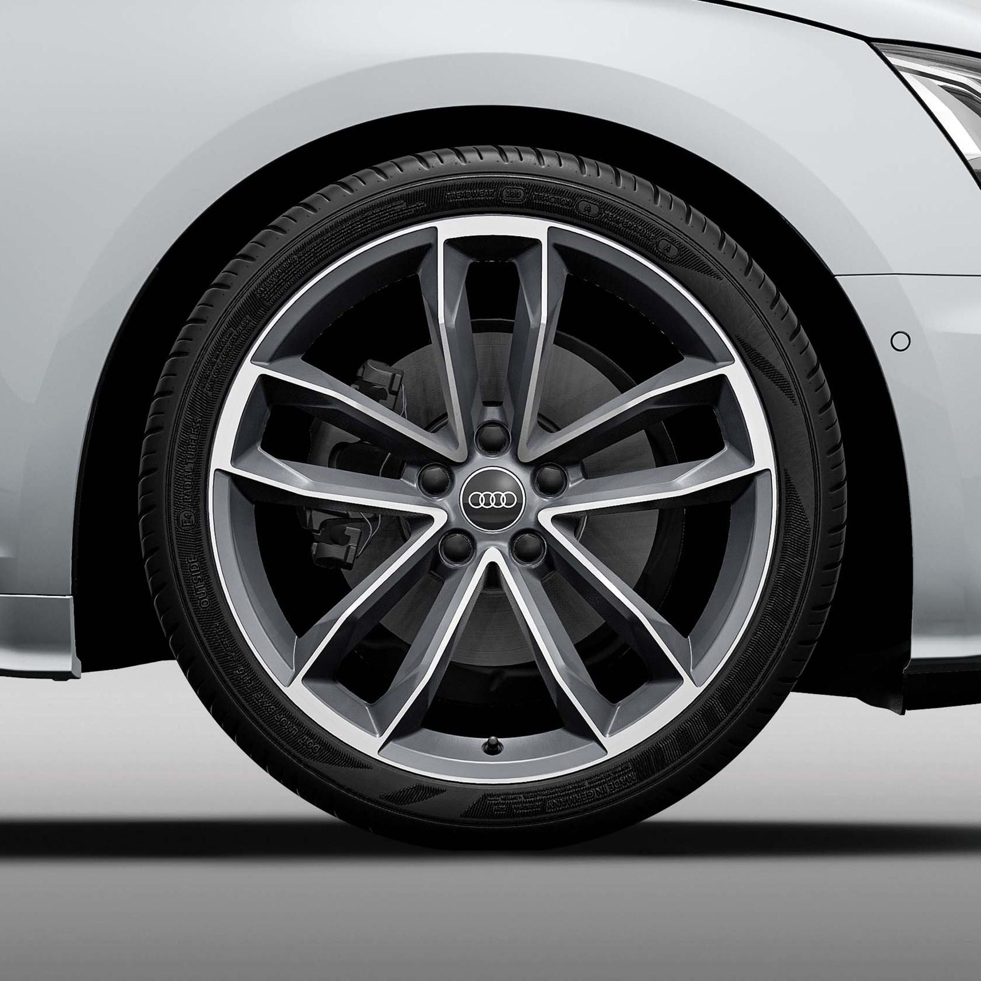 アウディ純正　カスタムブラックエディション　A5 S5 8T　8W 限定モデルAudi A4/A4 Avant/A5 Sportback Black Style PLUS発売