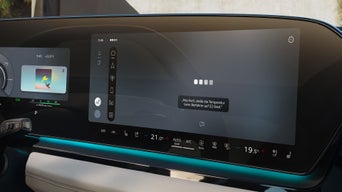 Digitales Audi-Display mit Musiksteuerung und Sprachassistent im Auto-Cockpit.