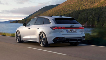 Audi A5 Avant in marcia su strada lungo un lago