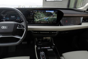 Großes digitales Cockpit mit Navigationskarte und Steuerungsfunktionen in einem Audi-Innenraum.