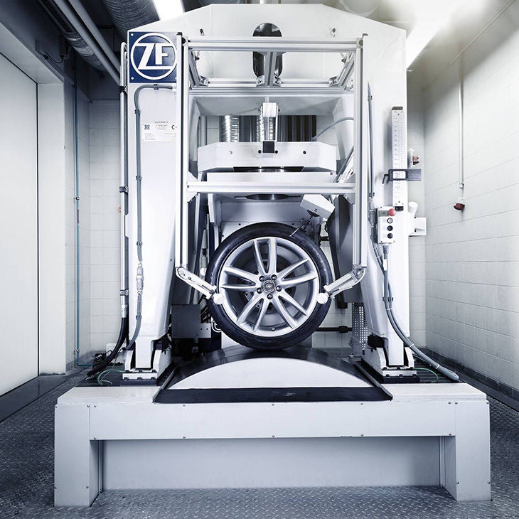 Vista dimostrativa dei test a cui vengono sottoposti gli Pneumatici Originali Audi AO.