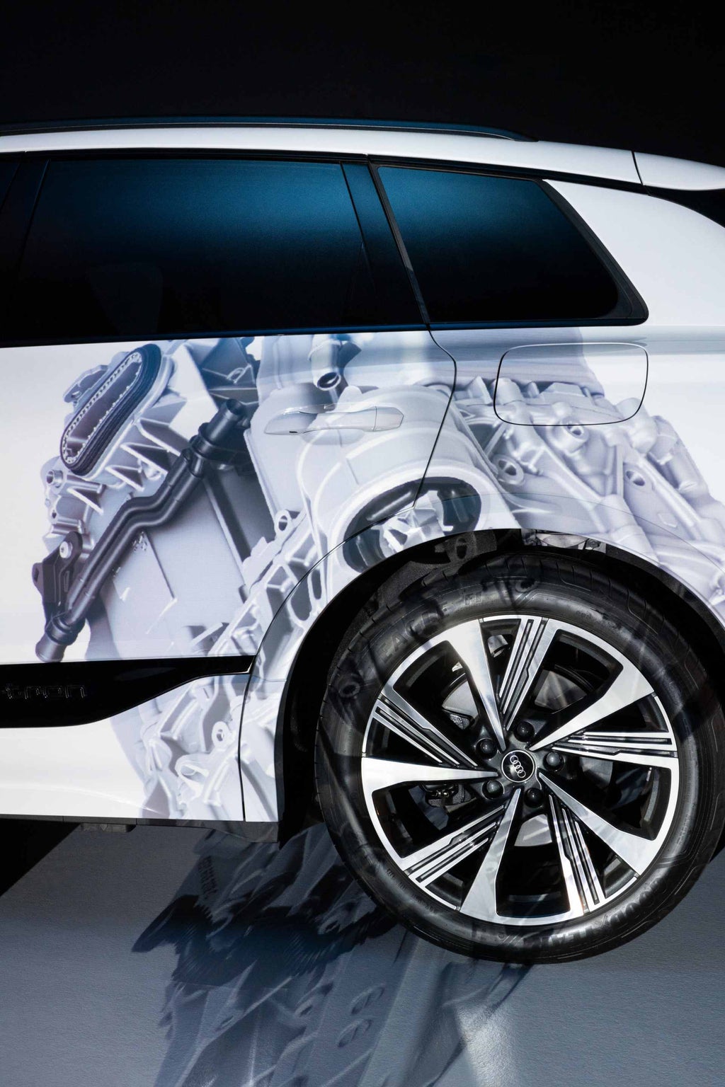 Nahaufnahme einer Projektion auf die hintere Tür eines Audi SQ6 e-tron.