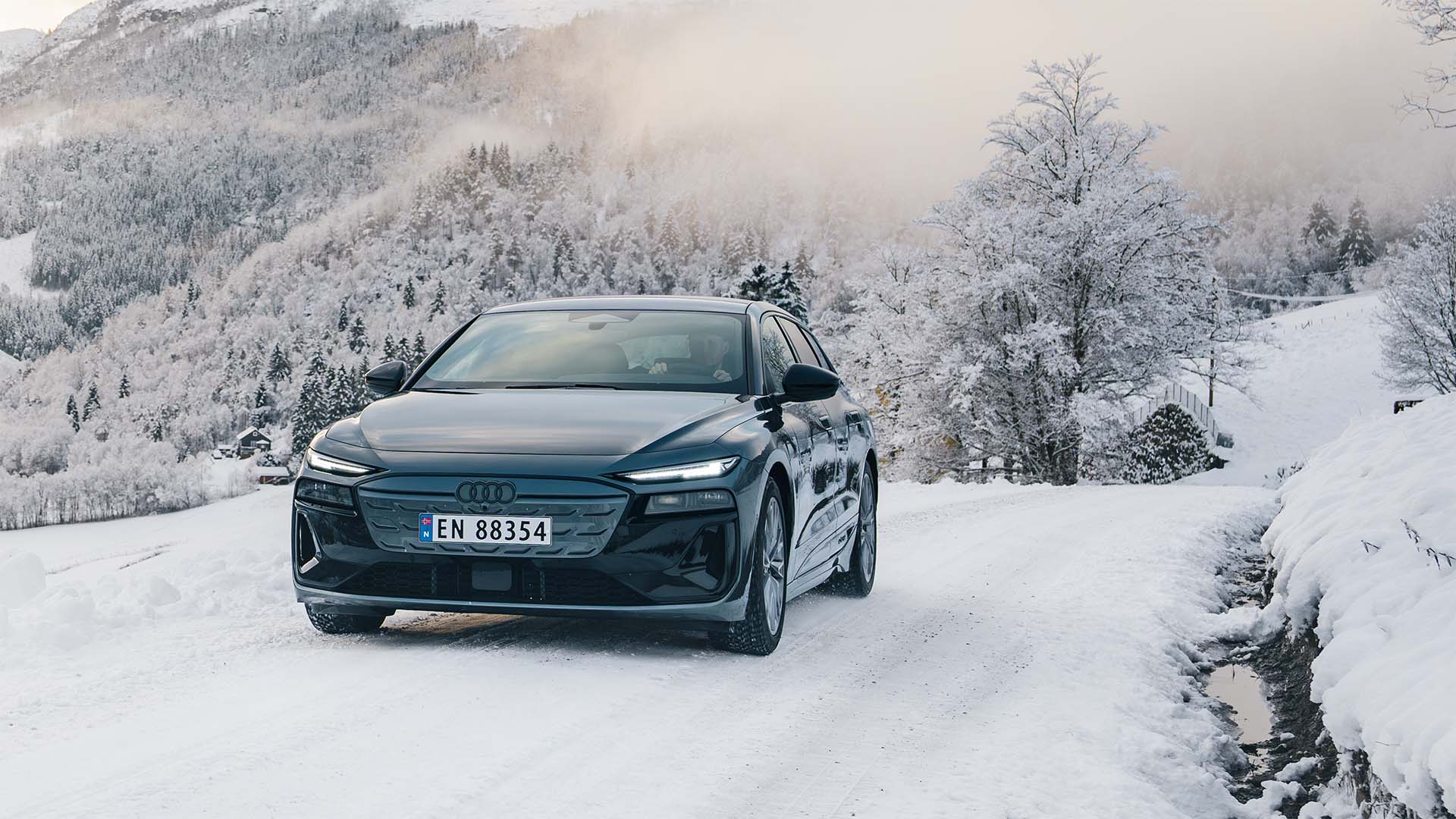 Audi A6 Avant e-tron i vinterlandskap