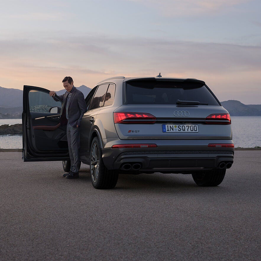 Side view Audi Q7 SUV