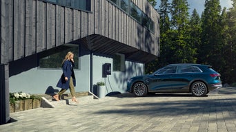 Audi e-tron lader hjemme