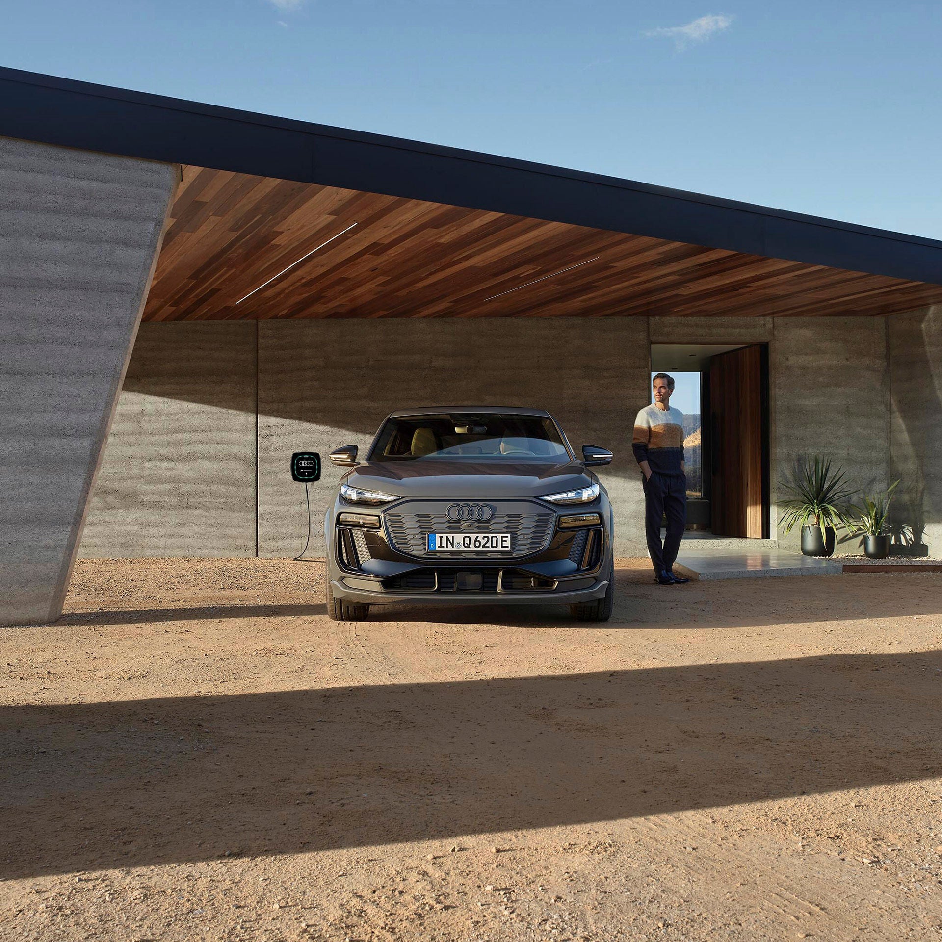 Foto de la carga eléctrica en casa de un modelo eléctrico de Audi con el cargador Wallbox pulsar plus. 