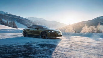 Een Audi GT in de sneeuw.